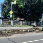 Potensi Bahaya Lalu Lintas di Depan Samsat Amurang, Material Bekas Tabrakan Dibiarkan Berserakan